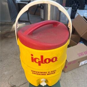 IGLOO Industrial 2-Gallon Drinking Water Container Cylinder Beverage Dispenser